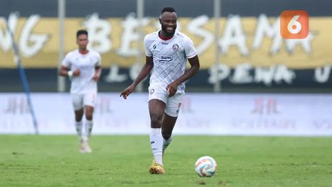 BRI Liga 1 - Persija Jakarta Vs Arema FC - Gustavo Almeida Vs Charles Lokolingoy (Bola.com/Adreanus Titus)