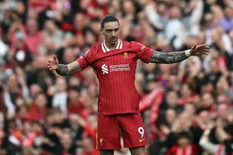 Darwin Nunez (kanan) ditarik keluar dan digantikan oleh Diogo Jota saat Liverpool menghadapi Southampton dalam lanjutan Liga Inggris 2024/2025 di Stadion Anfield, (Paul ELLIS / AFP)
