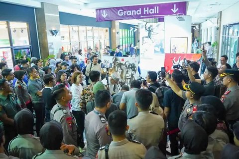 Kalemdiklat Polri, Komjen Chryshnanda Dwilaksana menyelesaikan dua lukisan kanvas dalam sesi live painting dalam Pameran seni rupa bertajuk Create Art Make Impact #2. (Istimewa)