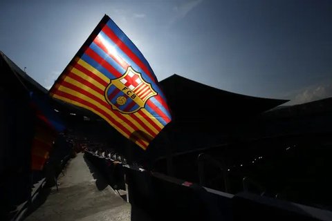 Pelatih Osasuna asal Spanyol, Vicente Moreno (tengah), dan anggota staf bereaksi atas keputusan pembatalan pertandingan sepak bola liga Spanyol antara FC Barcelona dan CA Osasuna di Estadi
