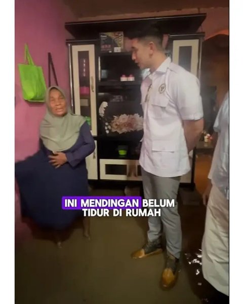 Momen Verrell Bramasta ngabuburit sambil tinjau banjir Bekasi, bantu warga yang terdampak. (sumber: Instagram/bramastavrl)