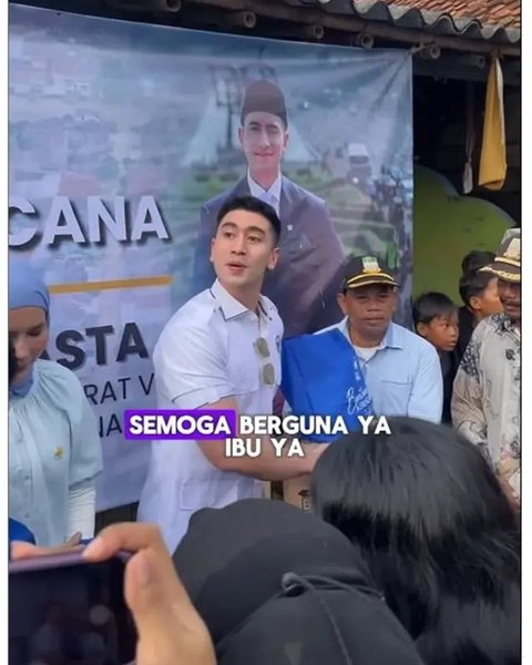 Momen Verrell Bramasta ngabuburit sambil tinjau banjir Bekasi, bantu warga yang terdampak. (sumber: Instagram/bramastavrl)