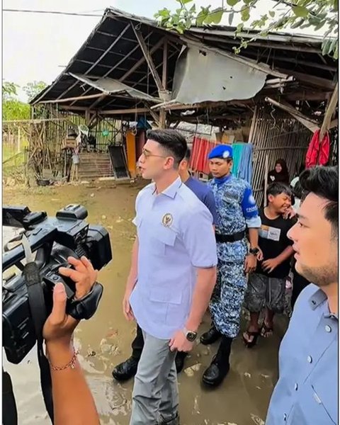 Momen Verrell Bramasta ngabuburit sambil tinjau banjir Bekasi, bantu warga yang terdampak. (sumber: Instagram/bramastavrl)