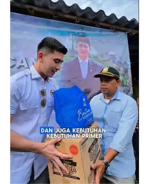 Momen Verrell Bramasta ngabuburit sambil tinjau banjir Bekasi, bantu warga yang terdampak. (sumber: Instagram/bramastavrl)
