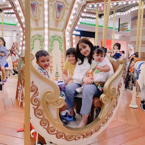 Nagita Slavina Bersama Rafathar, Rayyanza, dan Ranayma (foto: Instagram/raffinagita1717)