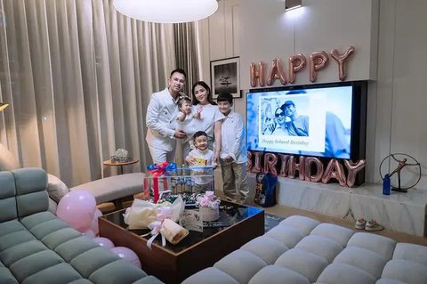 Nagita Slavina Bersama Rafathar, Rayyanza, dan Ranayma (foto: Instagram/raffinagita1717)