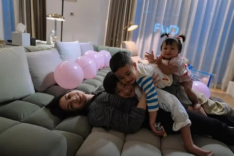 Nagita Slavina Bersama Rafathar, Rayyanza, dan Ranayma (foto: Instagram/raffinagita1717)