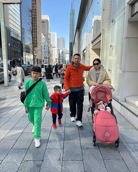 Nagita Slavina Bersama Rafathar, Rayyanza, dan Ranayma (foto: Instagram/raffinagita1717)