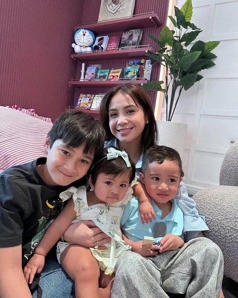 Nagita Slavina Bersama Rafathar, Rayyanza, dan Ranayma (foto: Instagram/raffinagita1717)