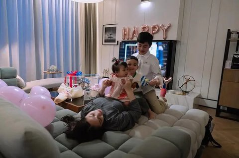 Nagita Slavina Bersama Rafathar, Rayyanza, dan Ranayma (foto: Instagram/raffinagita1717)