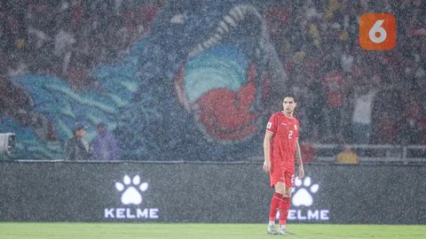 Para pemain starting XI Timnas Indonesia (dari kiri) Ragnar Oratmangoen, Rafael Struick, Marselino Ferdinan, Rizky Ridho dan Sandy Walsh berbaris menyanyikan lagu kebangsaan Indonesia Raya