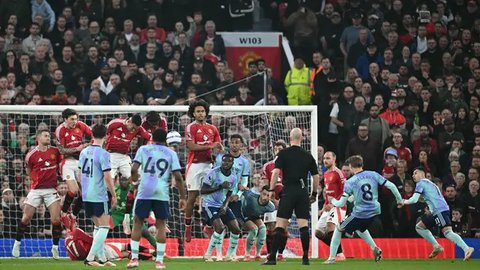 Laga kedua tim berlangsung ketat dan sengit. (Paul ELLIS/AFP)