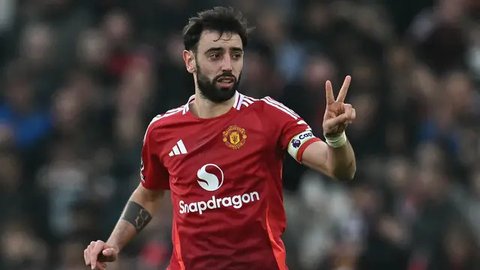 Jelang waktu turun minum atau pada menit ke-45+2, tendangan keras Bruno Fernandes berhasil merobek jala gawang Arsenal. Manchester United unggul 1-0. (Paul ELLIS/AFP)