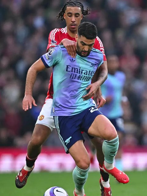 Di babak kedua, Arsenal tetap tampil menekan barisan pertahanan Manchester United. (Paul ELLIS/AFP)
