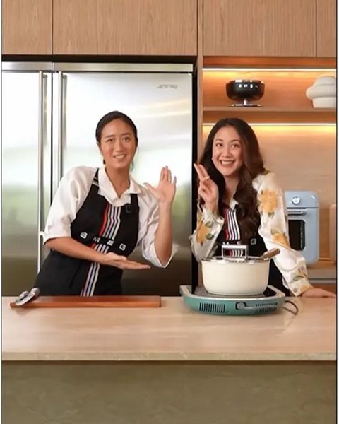 Keseruan Sherina Munaf dan Chef Renatta masak Turkish Eggs bareng. (sumber: Instagram/smeg.id)