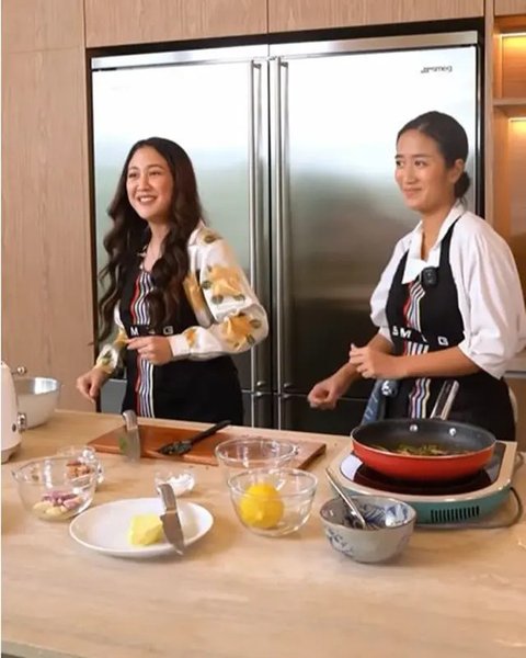 Keseruan Sherina Munaf dan Chef Renatta masak Turkish Eggs bareng. (sumber: Instagram/smeg.id)