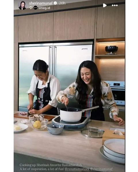 Keseruan Sherina Munaf dan Chef Renatta masak Turkish Eggs bareng. (sumber: Instagram/smeg.id)