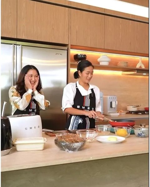 Keseruan Sherina Munaf dan Chef Renatta masak Turkish Eggs bareng. (sumber: Instagram/smeg.id)