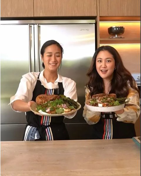 Keseruan Sherina Munaf dan Chef Renatta masak Turkish Eggs bareng. (sumber: Instagram/smeg.id)