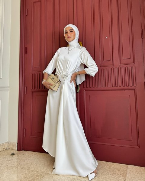 Potret Olla Ramlan dengan Gamis Putih, Pesona Anggun dan Cantik Jadi Satu