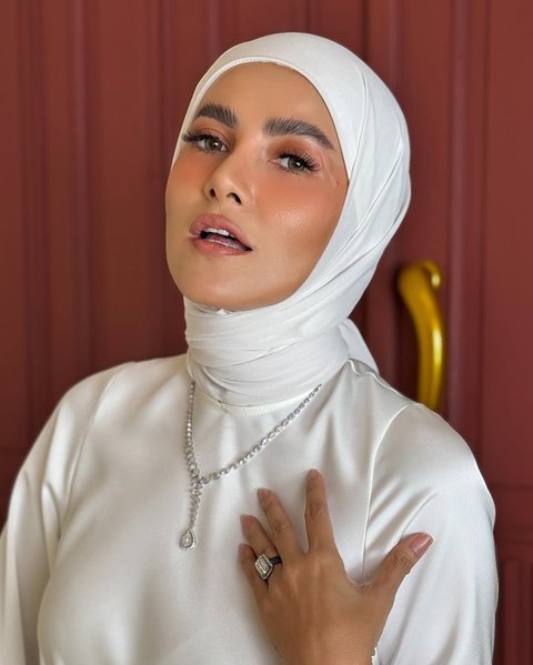 Potret Olla Ramlan dengan Gamis Putih, Pesona Anggun dan Cantik Jadi Satu