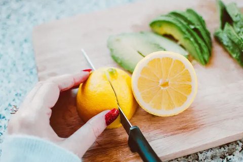 Lemon dapat untuk meringankan warna kulit dan juga mengurangi bekas jerawat. Gosok bagian dalam kulit lemon pada siku Anda dapat menghilangkan flek hitam. Campuran lemon dan madu dapat diguna