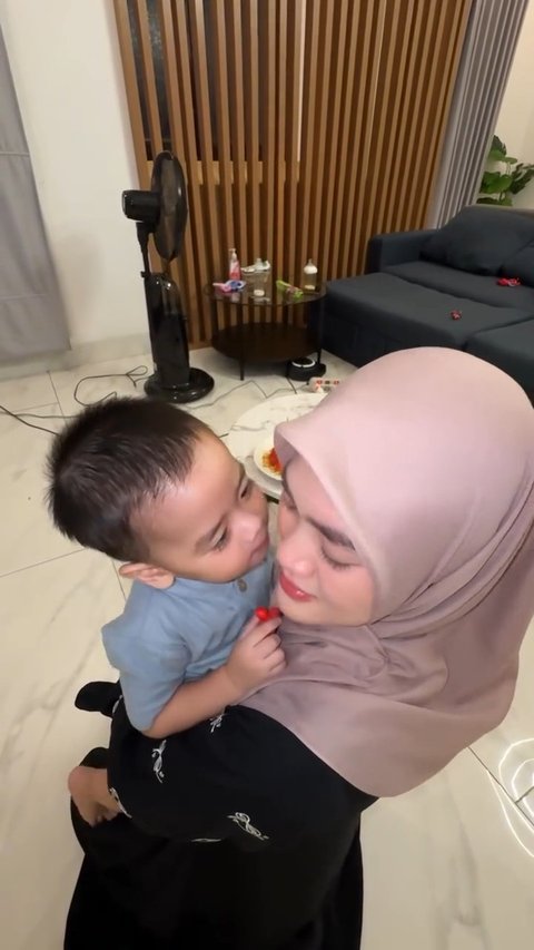 Henny Rahman Pilih Buat Kue Ulang Tahun Sendiri untuk Sang Putra, Haru Lihat Tumbuh Kembang Anak