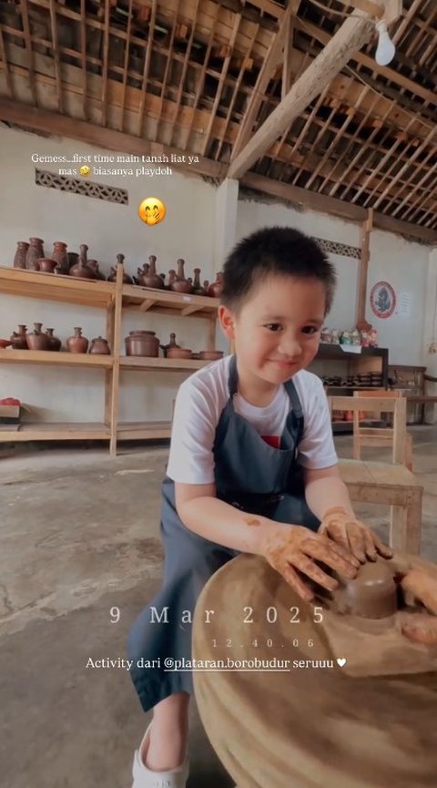 Gemasnya Athar Anak Citra Kirana Bikin Kerajinan Tanah Liat, Niatnya Mangkok Malah Jadi Kura-Kura