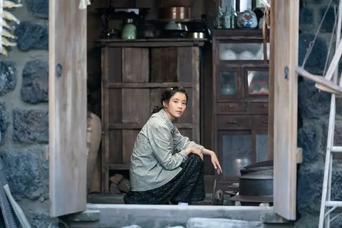 IU dalam drakor When Life Gives You Tangerines. (foto: Instagram/ netflixkr)