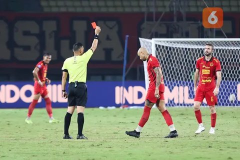Rizky Ridho mencetak gol dari tengah lapangan ke gawang Arema FC dalam laga BRI Liga 1 2024/2025 di Stadion Patriot Candrabhaga, Bekasi, Minggu (9/3/2025). (Dok. LIB)