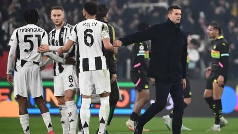 Pelatih Juventus Thiago Motta saat bersua PSV pada leg kedua playoff knockout Liga Champions 2024/2025. (NICOLAS TUCAT / AFP)