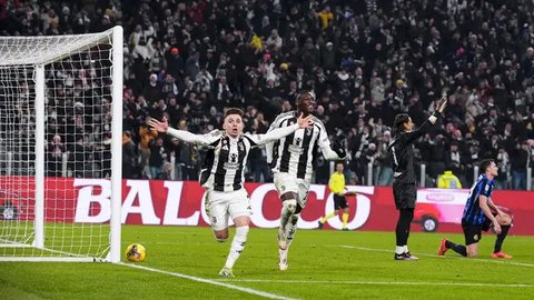 Pelatih Juventus Thiago Motta saat bersua PSV pada leg kedua playoff knockout Liga Champions 2024/2025. (NICOLAS TUCAT / AFP)