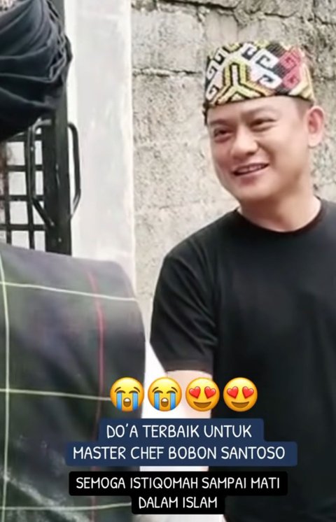 Detik-Detik Bobon Santoso Ucap Syahadat, Dibimbing Ustaz Derry, Disambut Haru
