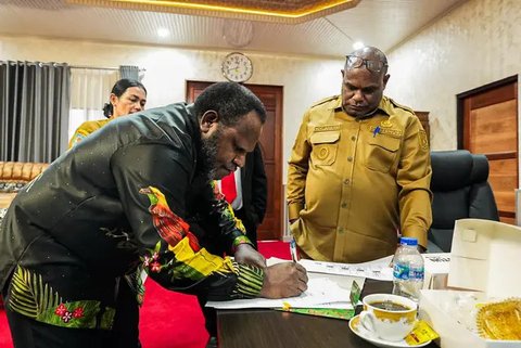 Gubernur Provinsi Papua Tengah, Meki Nawipa mengadakan pertemuan internal dengan dua Pasangan Calon (Paslon) Bupati dan Wakil Bupati Kabupaten Puncak Jaya dalam rangka penyelesaikan konflik d