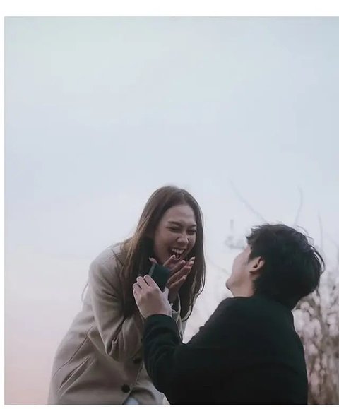 Potret Arbani Yasiz Lamar Kekasih di Jepang. (Sumber: Instagram/arbaniyasiz)