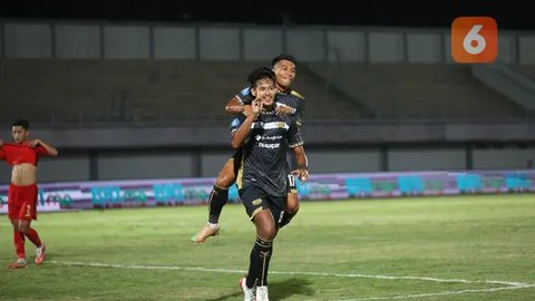Bambang Drajad (kiri), pelatih Septian Satria Bagaskara sejak usia dini di SSB Triple S Kota Kediri ingin mantan anak didiknya itu berkontribusi untuk Timnas Indonesia pada Kualifikasi Piala