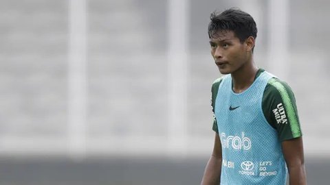 Bambang Drajad (kiri), pelatih Septian Satria Bagaskara sejak usia dini di SSB Triple S Kota Kediri ingin mantan anak didiknya itu berkontribusi untuk Timnas Indonesia pada Kualifikasi Piala