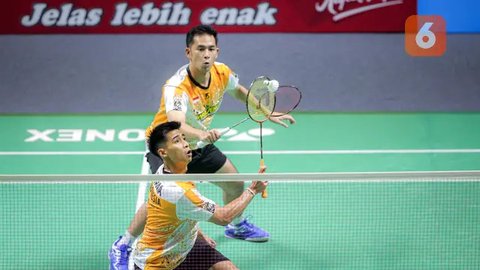 Pebulu tangkis ganda putra Indonesia, Moh Reza Pahlevi gagal mengembalikan bola smes saat menghadapi pasangan Malaysia, Man Wei Chong/Kai Wun Tee pada laga semifinal turnamen bulu tangkis