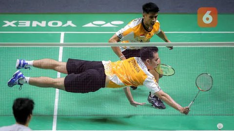 Pebulu tangkis ganda putra Indonesia, Moh Reza Pahlevi gagal mengembalikan bola smes saat menghadapi pasangan Malaysia, Man Wei Chong/Kai Wun Tee pada laga semifinal turnamen bulu tangkis
