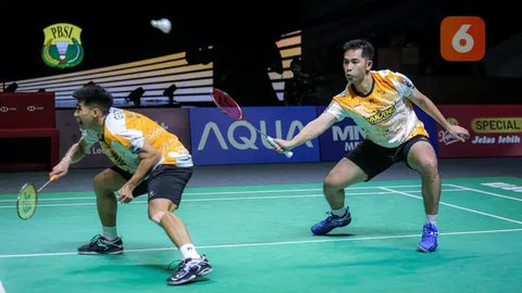 Pebulu tangkis ganda putra Indonesia, Moh Reza Pahlevi gagal mengembalikan bola smes saat menghadapi pasangan Malaysia, Man Wei Chong/Kai Wun Tee pada laga semifinal turnamen bulu tangkis