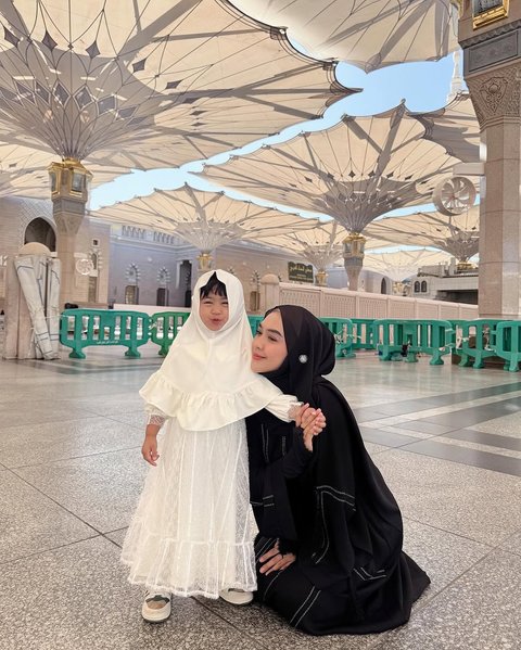 4 Potret Ria Ricis dan Moana saat di Masjid Nabawi, Kontras tapi Serasi Kenakan Hitam dan Putih