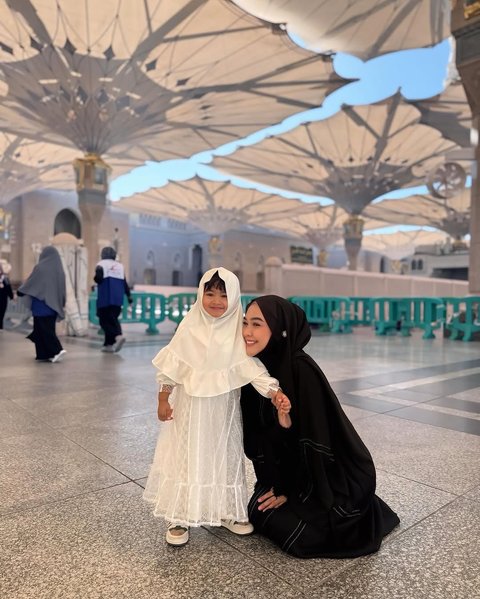 4 Potret Ria Ricis dan Moana saat di Masjid Nabawi, Kontras tapi Serasi Kenakan Hitam dan Putih