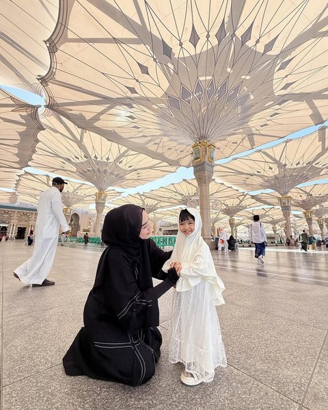 4 Potret Ria Ricis dan Moana saat di Masjid Nabawi, Kontras tapi Serasi Kenakan Hitam dan Putih