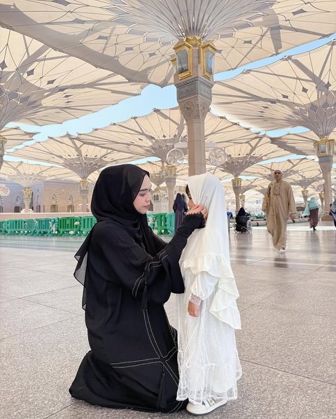 4 Potret Ria Ricis dan Moana saat di Masjid Nabawi, Kontras tapi Serasi Kenakan Hitam dan Putih