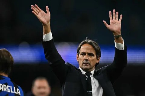 Pelatih Inter Milan, Simone Inzaghi memberikan instruksi kepada pemainnya saat laga lanjutan Liga Italia 2023/2024 melawan Empoli yang berlangsung di Stadion Giuseppe Meazza, Milan, Italia, S