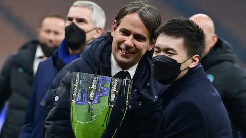 Pelatih Inter Milan, Simone Inzaghi memberikan instruksi kepada pemainnya saat laga lanjutan Liga Italia 2023/2024 melawan Empoli yang berlangsung di Stadion Giuseppe Meazza, Milan, Italia, S