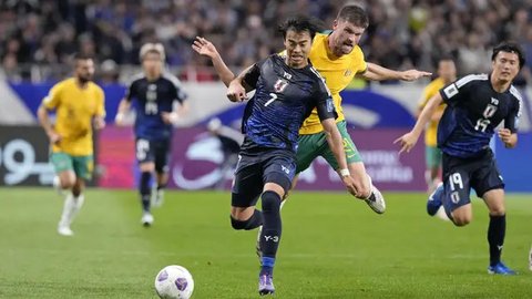 Pemain Timnas Indonesia, Calvin Verdonk, berebut bola dengan pemain Australia, Nestory Irankunda, pada laga kedua Grup C Kualifikasi Piala Dunia 2026 Zona Asia di Stadion Utama G