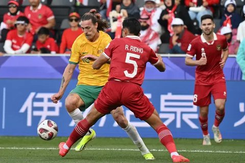 Pemain Timnas Indonesia, Calvin Verdonk, berebut bola dengan pemain Australia, Nestory Irankunda, pada laga kedua Grup C Kualifikasi Piala Dunia 2026 Zona Asia di Stadion Utama G