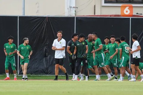 Pelatih anyar Persebaya Surabaya, Paul Munster, harus kecewa karena laga debutnya sebagai jurutaktik Bajul Ijo hanya berakhir imbang 1-1 melawan PSIS Semarang dalam laga tunda pekan 20 BRI Li