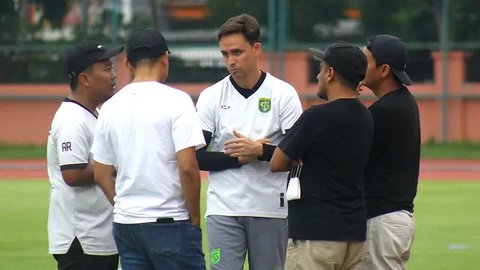 Pelatih anyar Persebaya Surabaya, Paul Munster, harus kecewa karena laga debutnya sebagai jurutaktik Bajul Ijo hanya berakhir imbang 1-1 melawan PSIS Semarang dalam laga tunda pekan 20 BRI Li